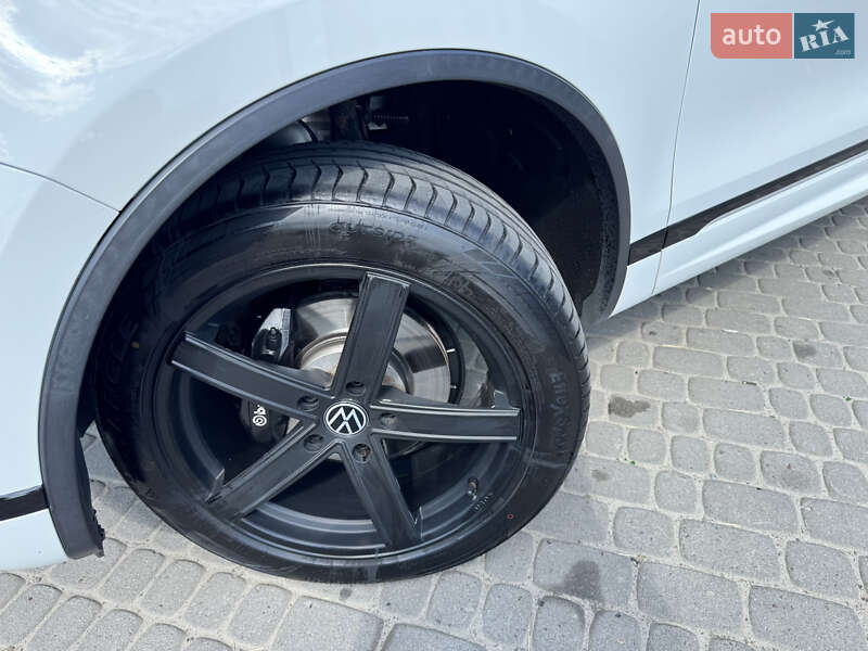 Внедорожник / Кроссовер Volkswagen Touareg 2016 в Дрогобыче