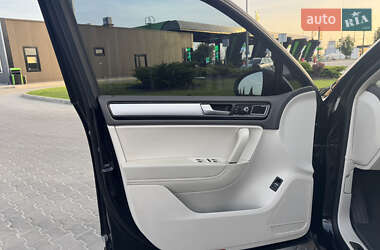 Позашляховик / Кросовер Volkswagen Touareg 2015 в 