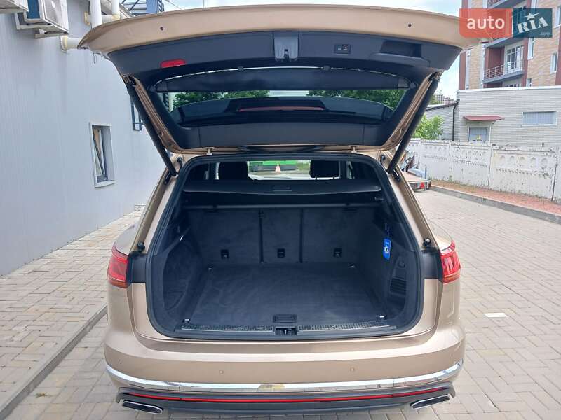 Внедорожник / Кроссовер Volkswagen Touareg 2018 в Киеве