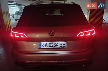 Позашляховик / Кросовер Volkswagen Touareg 2018 в Києві