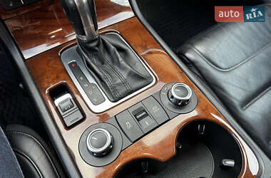 Внедорожник / Кроссовер Volkswagen Touareg 2011 в 