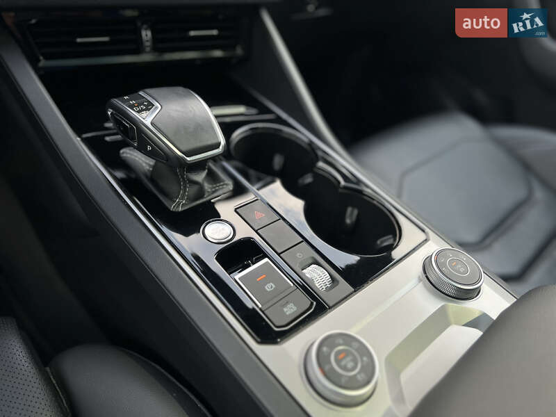 Позашляховик / Кросовер Volkswagen Touareg 2019 в Умані