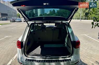 Позашляховик / Кросовер Volkswagen Touareg 2014 в 