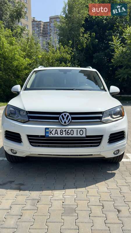 Позашляховик / Кросовер Volkswagen Touareg 2014 в 