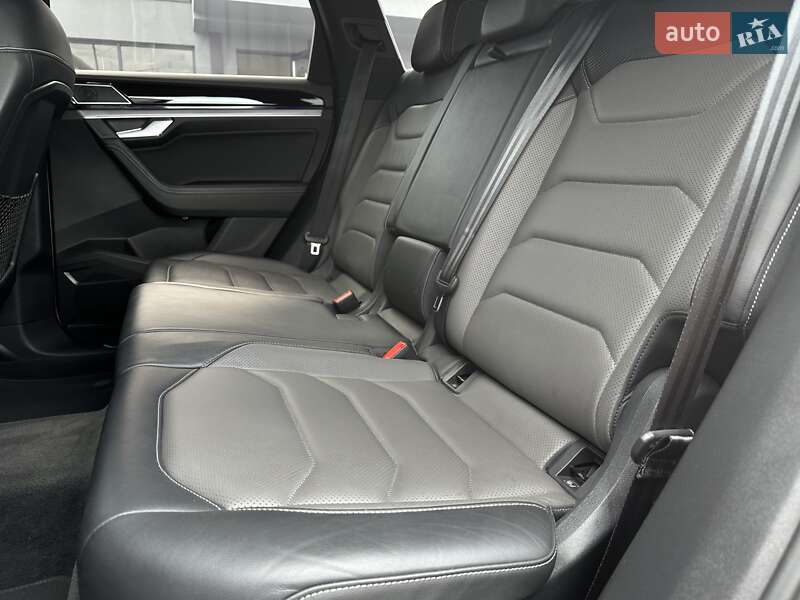 Позашляховик / Кросовер Volkswagen Touareg 2020 в Мукачевому