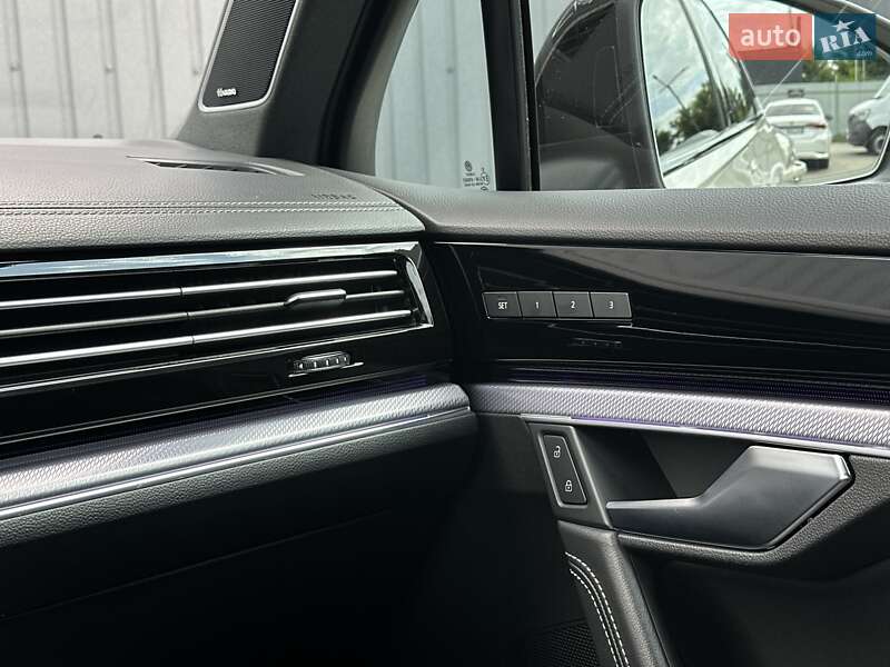 Позашляховик / Кросовер Volkswagen Touareg 2020 в Мукачевому