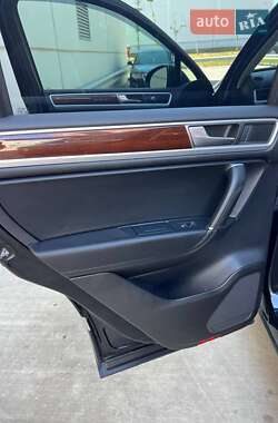 Внедорожник / Кроссовер Volkswagen Touareg 2016 в 
