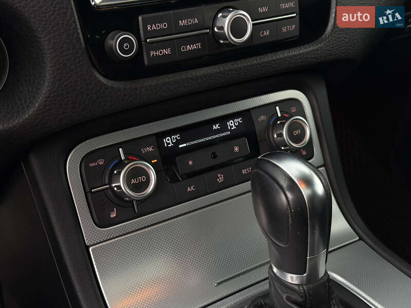 Позашляховик / Кросовер Volkswagen Touareg 2014 в Миколаєві