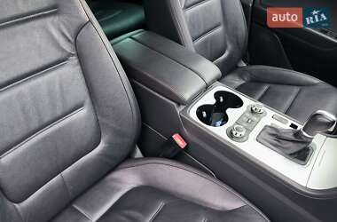 Внедорожник / Кроссовер Volkswagen Touareg 2013 в 