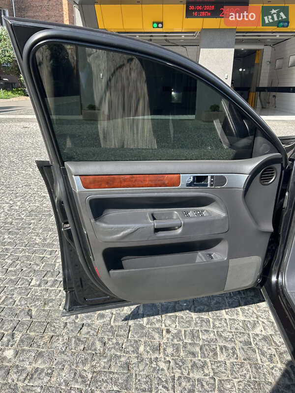 Позашляховик / Кросовер Volkswagen Touareg 2005 в Харкові