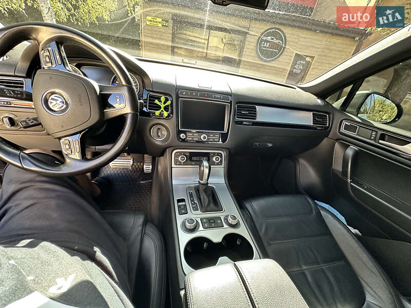 Позашляховик / Кросовер Volkswagen Touareg 2015 в Миколаєві