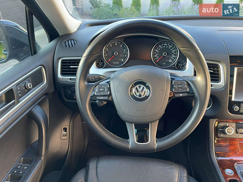 Внедорожник / Кроссовер Volkswagen Touareg 2014 в Киеве