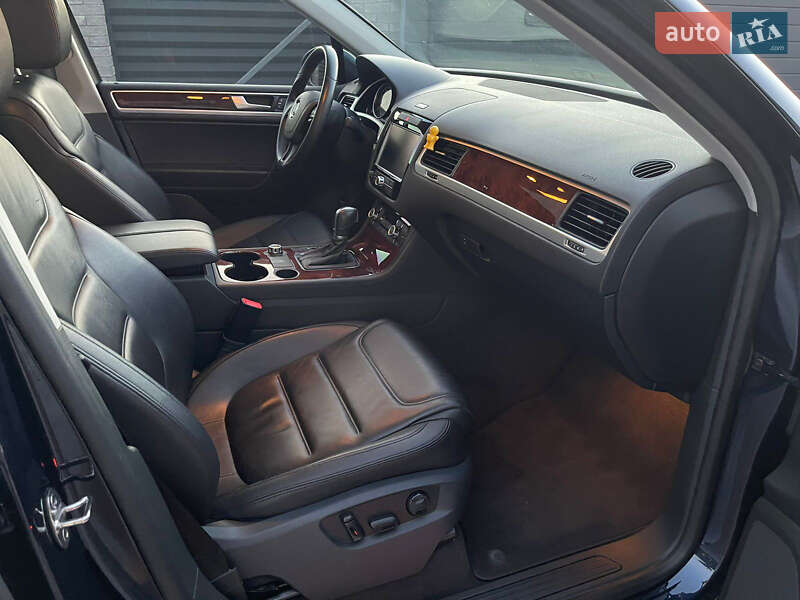 Внедорожник / Кроссовер Volkswagen Touareg 2014 в Киеве