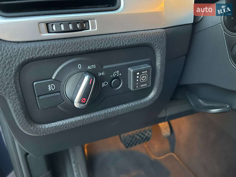 Внедорожник / Кроссовер Volkswagen Touareg 2014 в Киеве