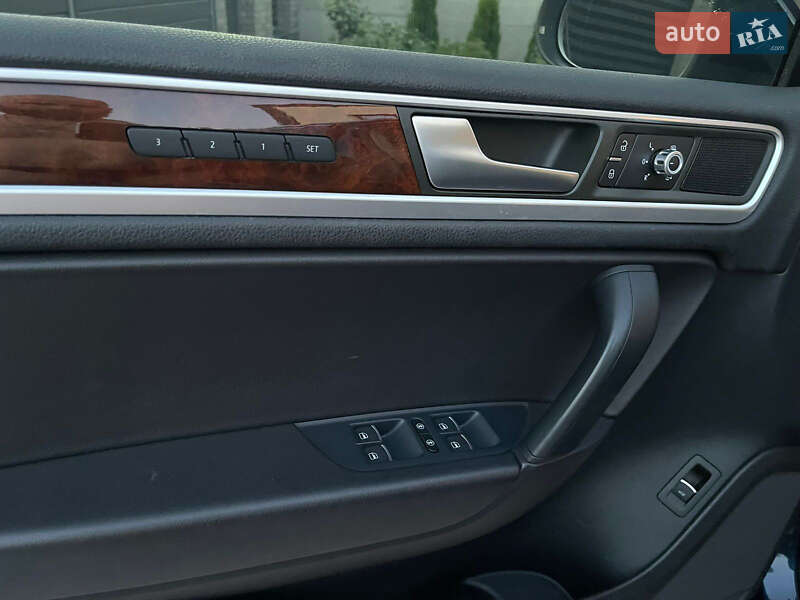 Внедорожник / Кроссовер Volkswagen Touareg 2014 в Киеве