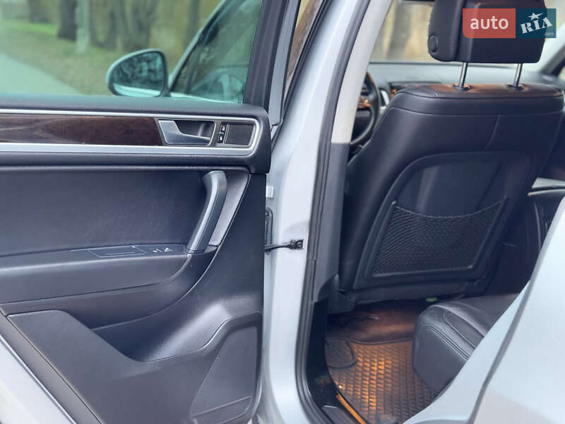 Внедорожник / Кроссовер Volkswagen Touareg 2010 в Луцке