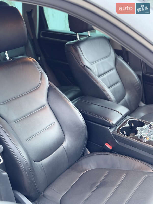 Внедорожник / Кроссовер Volkswagen Touareg 2010 в Луцке