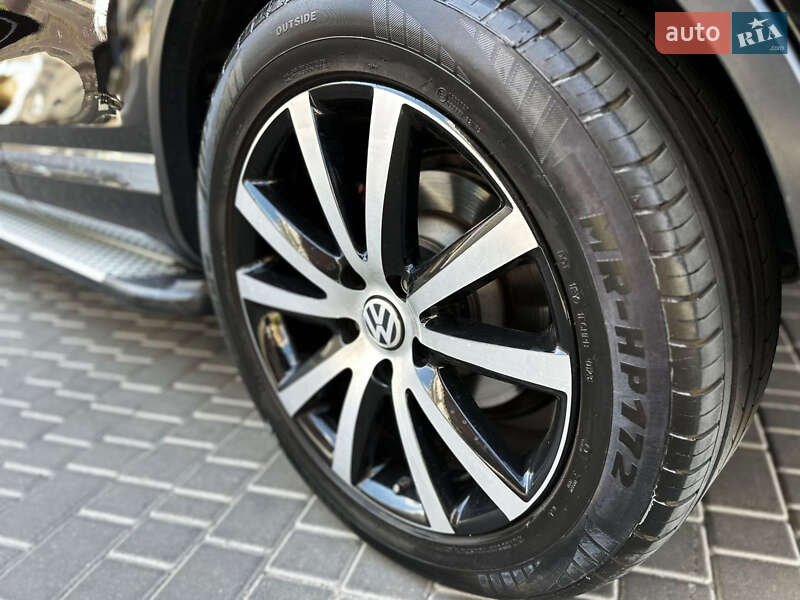 Внедорожник / Кроссовер Volkswagen Touareg 2012 в Одессе