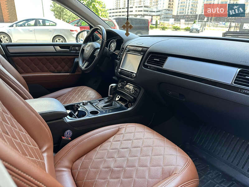Внедорожник / Кроссовер Volkswagen Touareg 2012 в Одессе