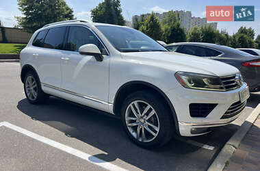 Внедорожник / Кроссовер Volkswagen Touareg 2015 в 