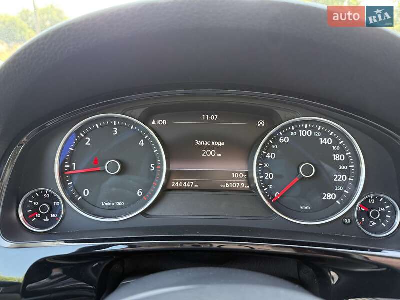 Внедорожник / Кроссовер Volkswagen Touareg 2015 в Львове