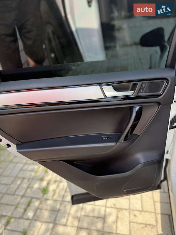 Внедорожник / Кроссовер Volkswagen Touareg 2013 в Запорожье