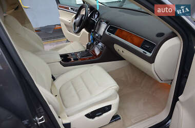 Внедорожник / Кроссовер Volkswagen Touareg 2012 в 