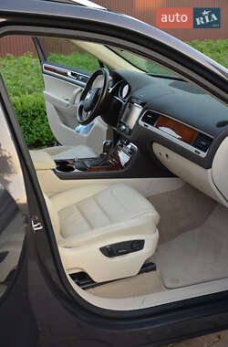Внедорожник / Кроссовер Volkswagen Touareg 2012 в 