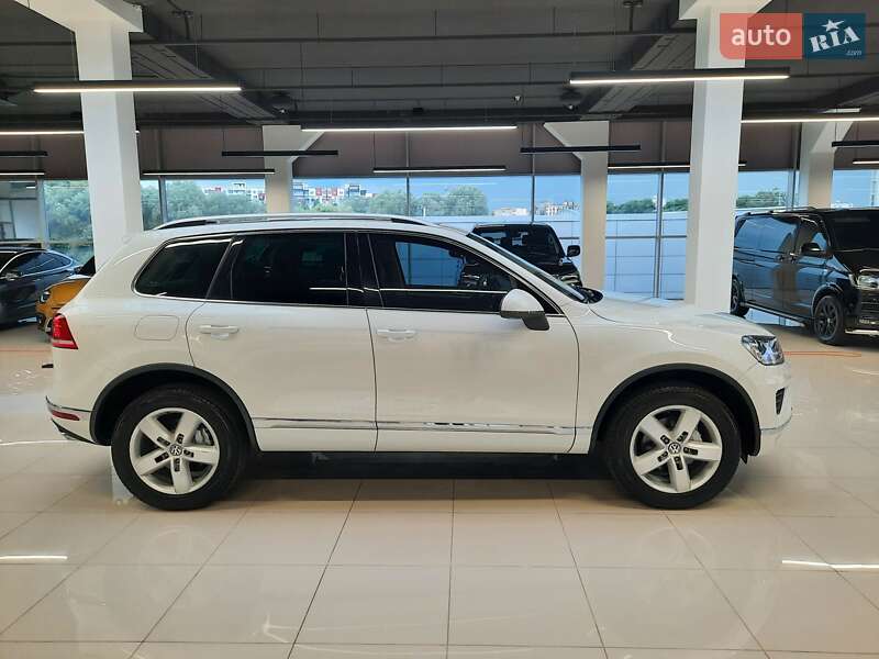 Внедорожник / Кроссовер Volkswagen Touareg 2014 в Хмельницком