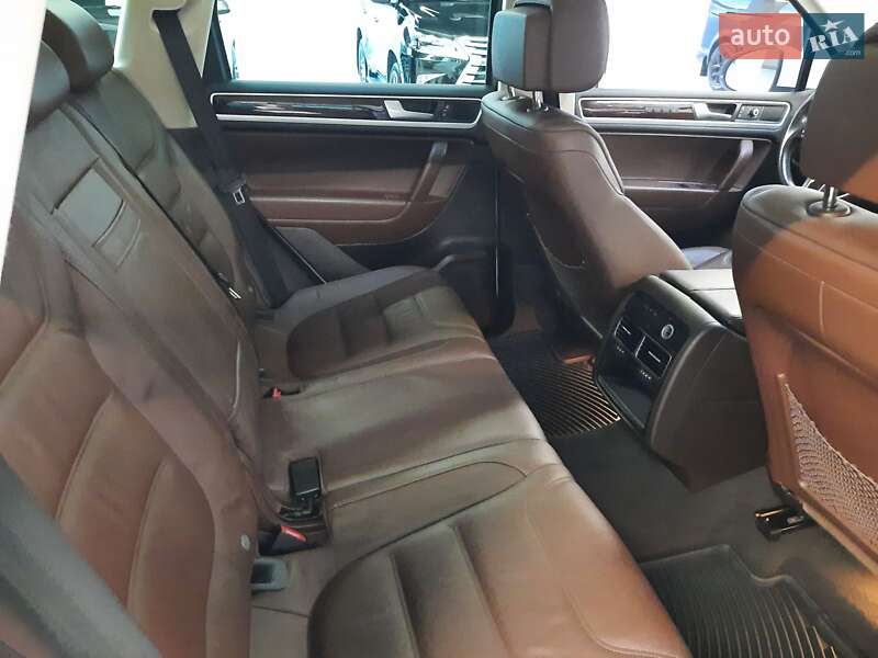 Внедорожник / Кроссовер Volkswagen Touareg 2014 в Хмельницком