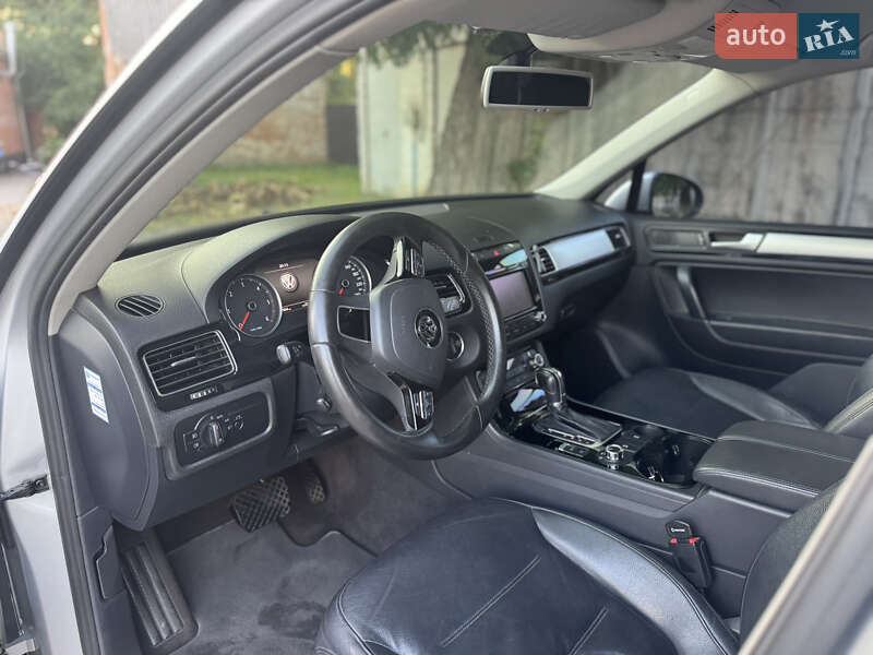 Внедорожник / Кроссовер Volkswagen Touareg 2012 в Киеве