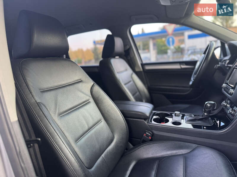 Внедорожник / Кроссовер Volkswagen Touareg 2012 в Киеве