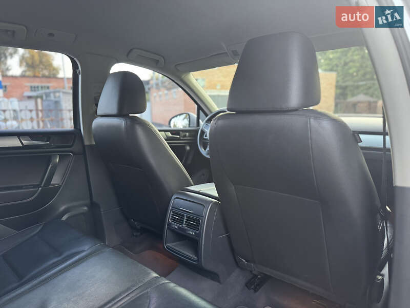 Внедорожник / Кроссовер Volkswagen Touareg 2012 в Киеве