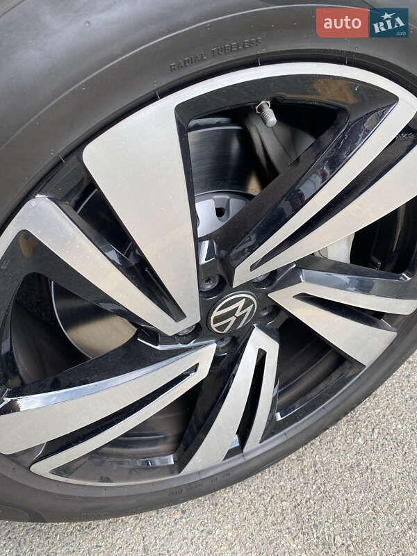 Внедорожник / Кроссовер Volkswagen Touareg 2020 в Киеве
