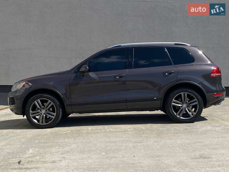 Внедорожник / Кроссовер Volkswagen Touareg 2012 в Киеве