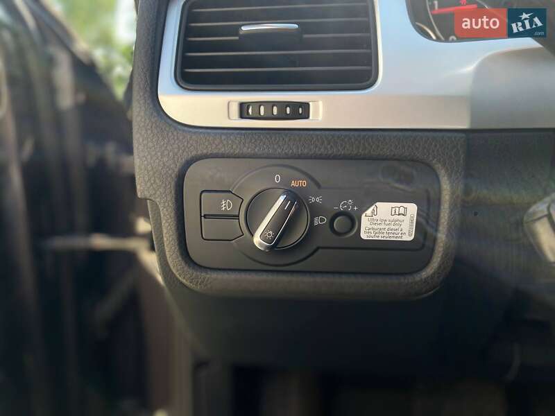 Внедорожник / Кроссовер Volkswagen Touareg 2012 в Киеве