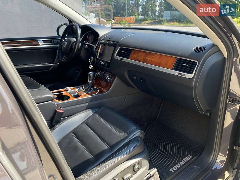 Внедорожник / Кроссовер Volkswagen Touareg 2012 в Киеве