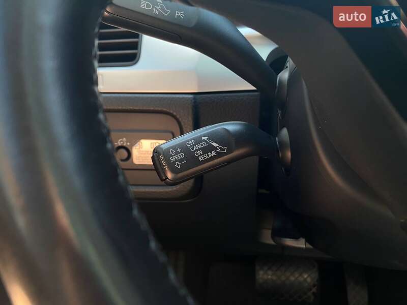 Внедорожник / Кроссовер Volkswagen Touareg 2012 в Киеве