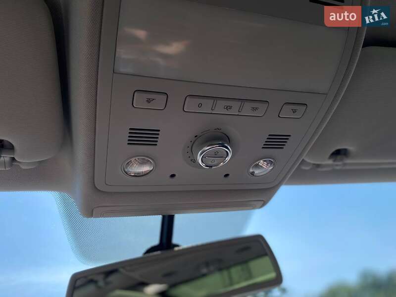 Внедорожник / Кроссовер Volkswagen Touareg 2012 в Киеве