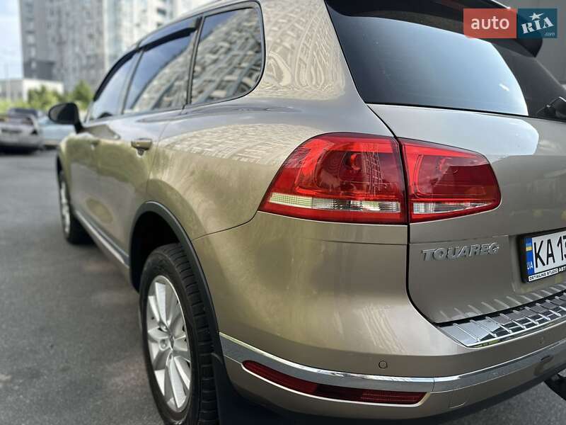 Внедорожник / Кроссовер Volkswagen Touareg 2015 в Киеве