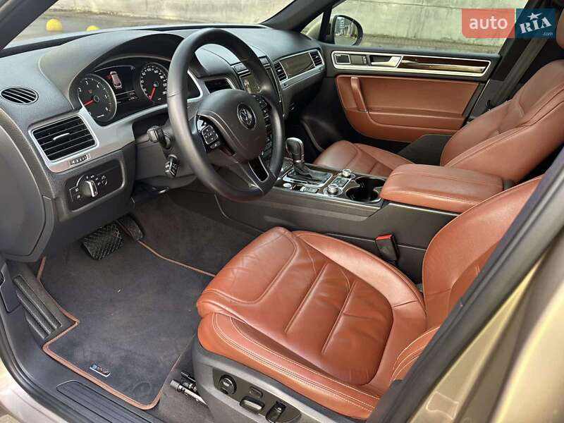 Внедорожник / Кроссовер Volkswagen Touareg 2015 в Киеве