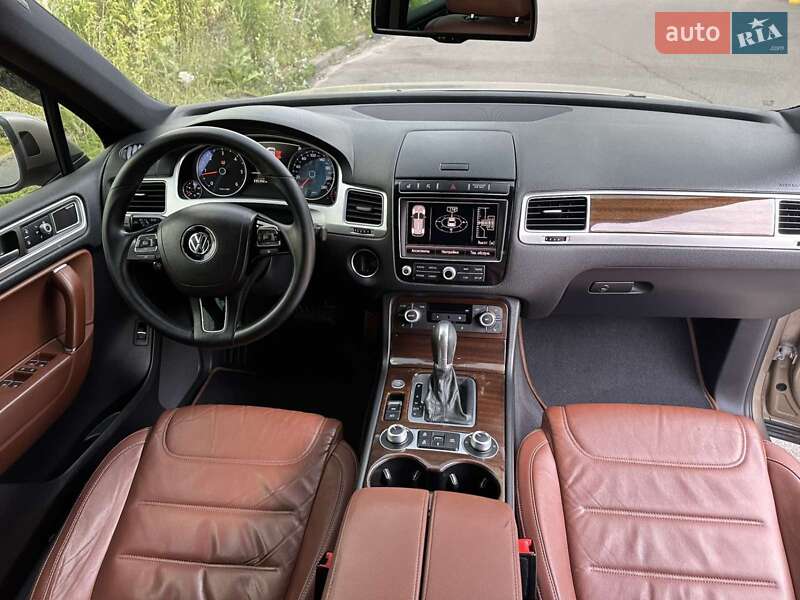Внедорожник / Кроссовер Volkswagen Touareg 2015 в Киеве