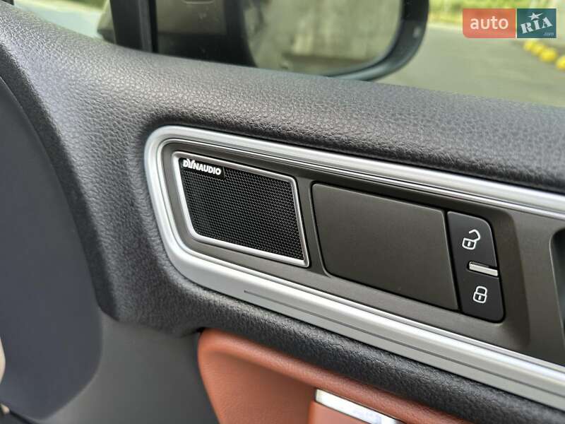 Внедорожник / Кроссовер Volkswagen Touareg 2015 в Киеве
