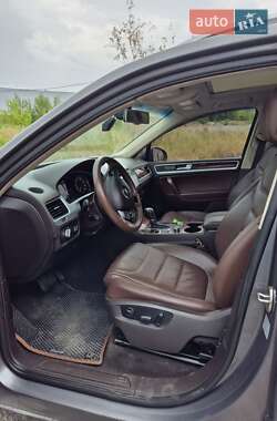Внедорожник / Кроссовер Volkswagen Touareg 2012 в Шепетовке