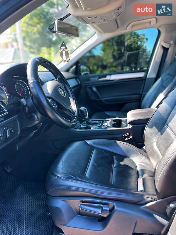 Внедорожник / Кроссовер Volkswagen Touareg 2014 в Николаеве