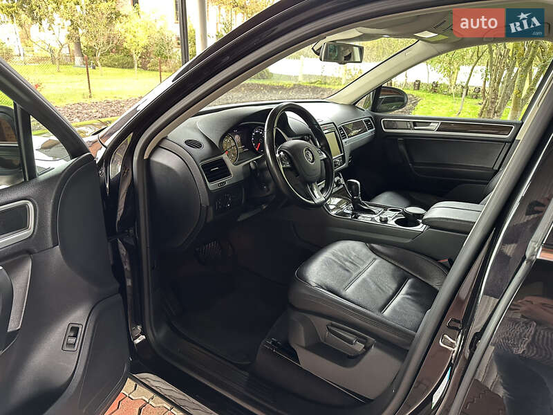 Внедорожник / Кроссовер Volkswagen Touareg 2015 в Львове