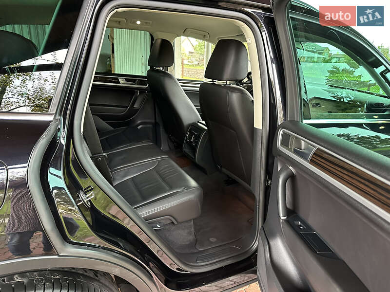 Внедорожник / Кроссовер Volkswagen Touareg 2015 в Львове
