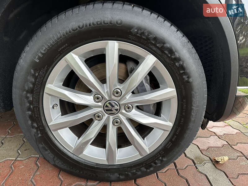 Внедорожник / Кроссовер Volkswagen Touareg 2015 в Львове