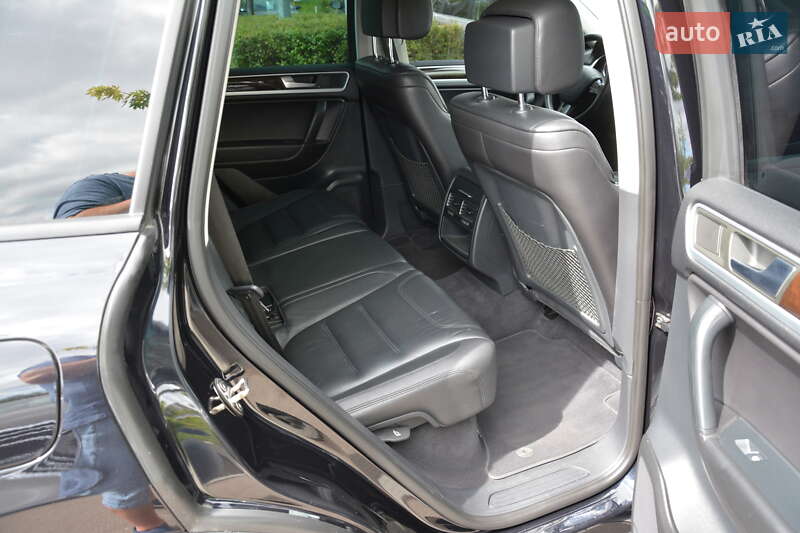 Внедорожник / Кроссовер Volkswagen Touareg 2012 в Киеве