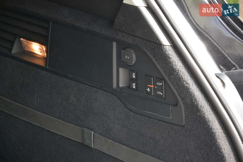 Внедорожник / Кроссовер Volkswagen Touareg 2012 в Киеве
